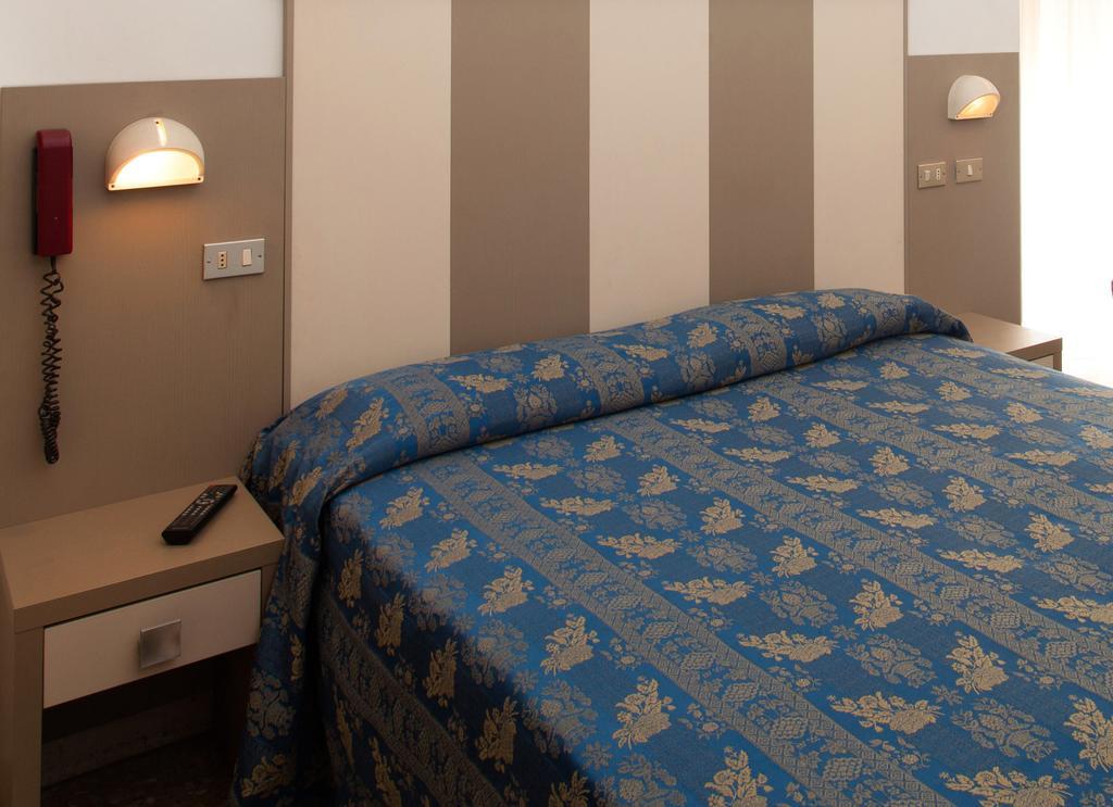 Hotel Imperiale Cesenatico Camera foto